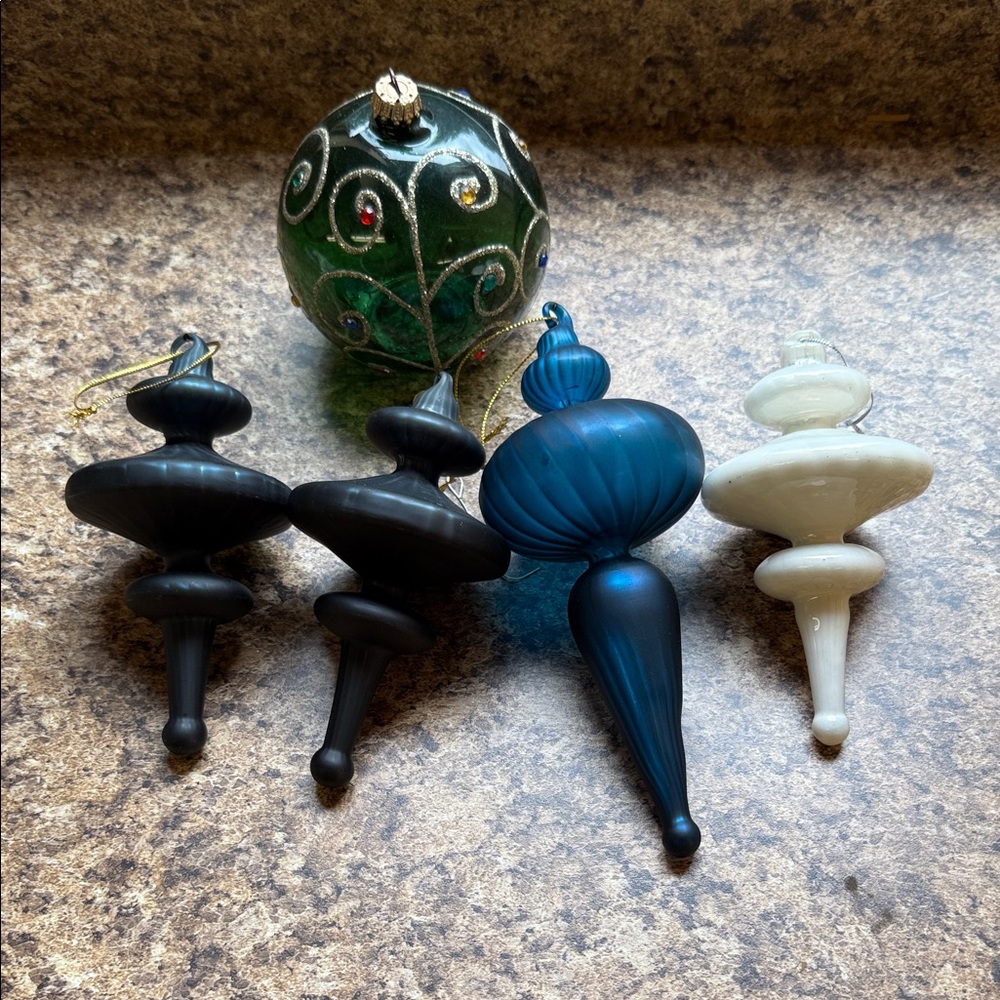 Not Rated Black, Blue, White Ornament Set